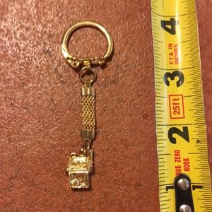 Gold tone slot machine key chain